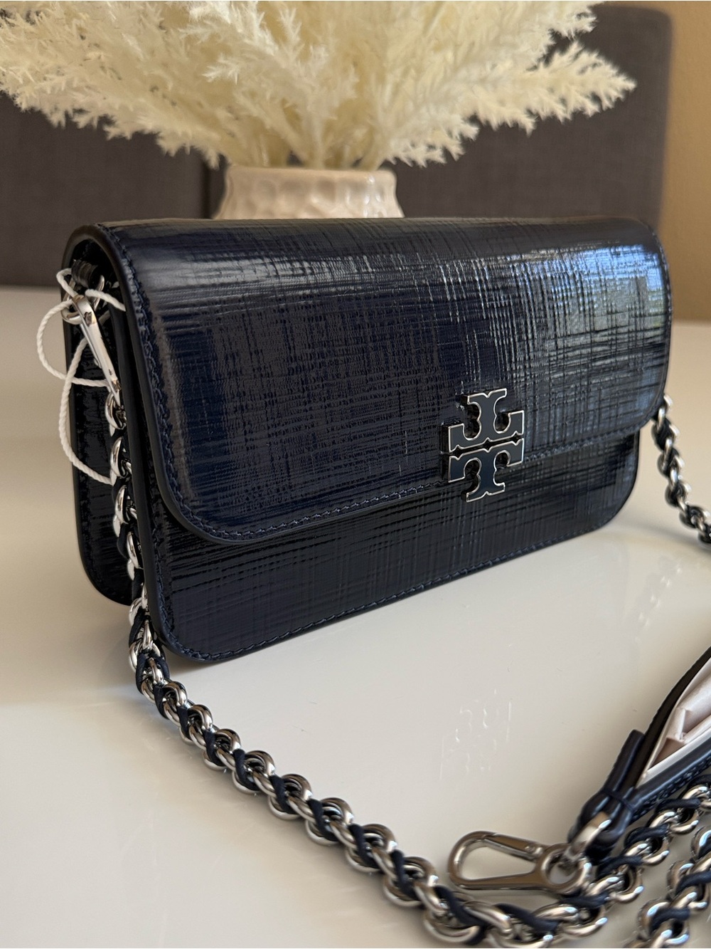 NWT , TORY BURCH BRITTEN TEXTURED PATENT CHAIN WALLET W. WRISTLET NAVY